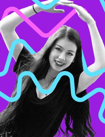 Dakota Fox smiles and holds arms above head in an oval shape